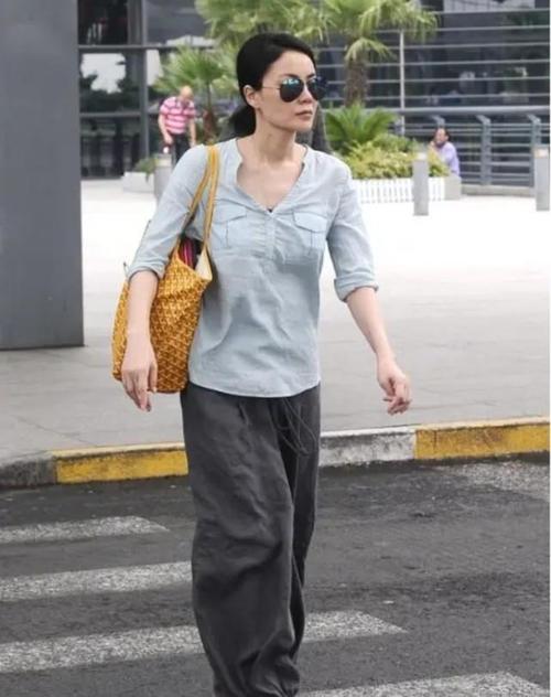 原创王菲穿肥腿裤配大红鞋,气场强大但气质略土,一般人很难驾驭