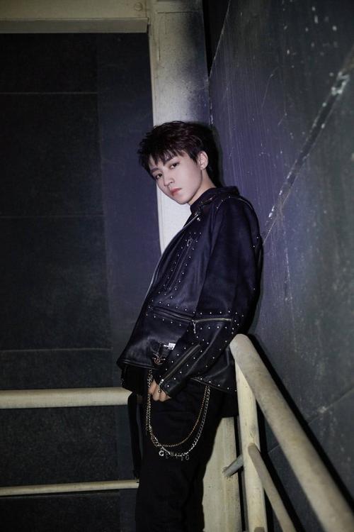 王俊凯黑色皮衣精彩弹唱,青春灵动碰撞时尚元素,这是什么神仙造型