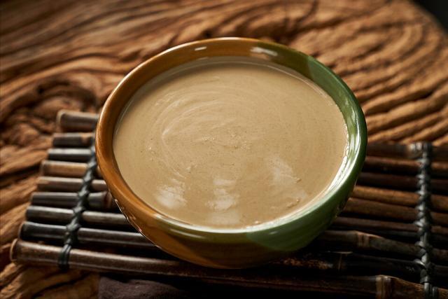 夏天必备的芝麻酱,教你自制方法,香浓纯正无添加,5块钱一大瓶