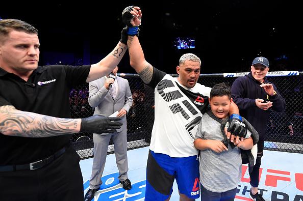 马克-亨特苦战四回合tko击败刘易斯ufc中国讯 ufc fight night 110已
