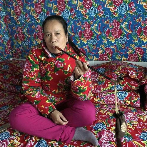 一身匪气,难道这是传说中座山雕的压寨夫人?