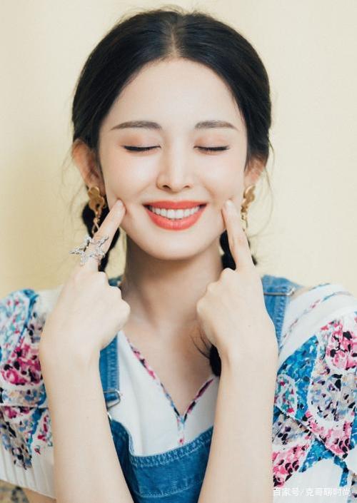 古力娜扎身材牛仔背带裤搭配双麻花辫造型,清新甜美