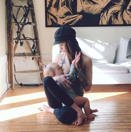 30岁生3娃的辣妈边喂奶边练瑜伽,画面震撼无数人!