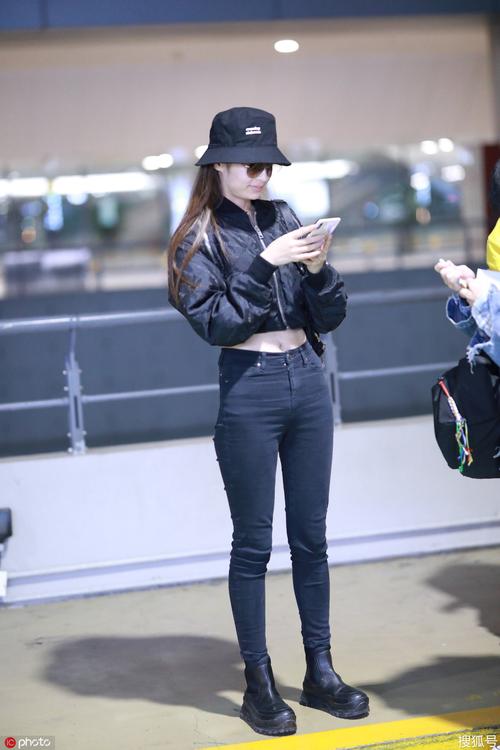 1/ 12 2019年10月30日,上海,颖儿现身机场.