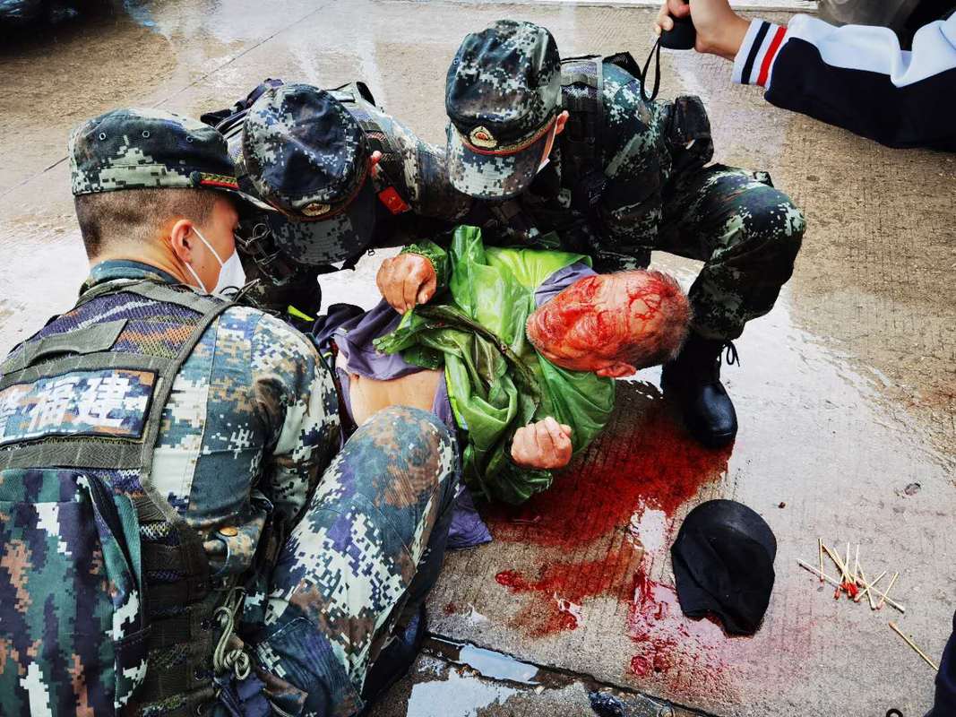一名老人受伤昏迷,执行城市武装巡逻任务的武警福建总队漳州支队机动