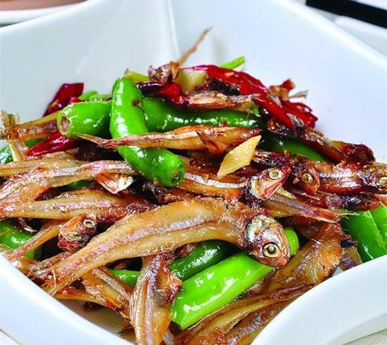 食材用料:鱼干,青椒,油,盐,味精,料酒,姜,蒜1.准备适量鱼干.2.