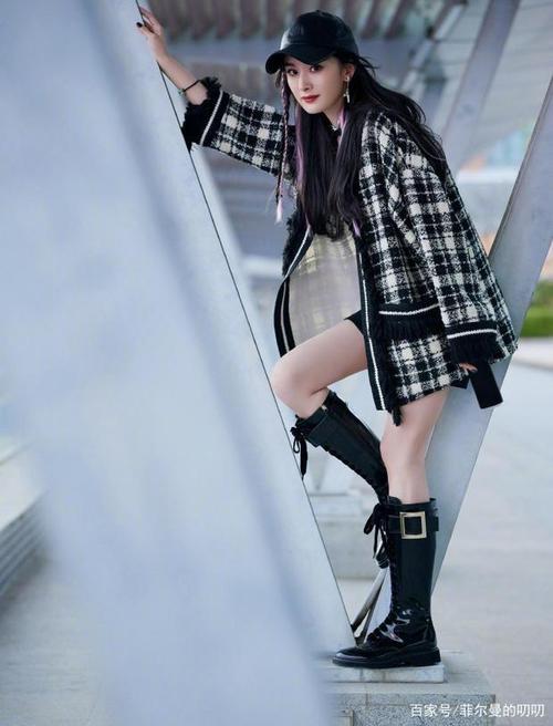 杨幂渐变紫挑染发色 街头风穿搭变身街头潮酷女孩儿!