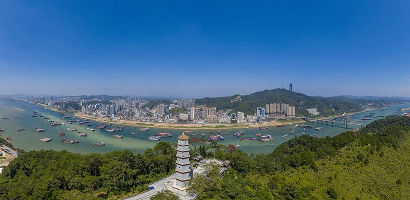 10月7日,俯瞰广西梧州市天气晴好,西江两岸碧水蓝天,景美如画,美不
