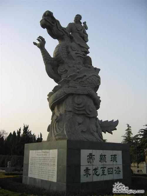 濮阳市戚城公园"中华第一龙"展厅前帝颛顼乘龙而至四海的塑像.
