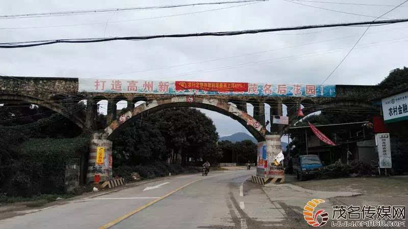 高州泗水圩边的渡槽,是一条大渡槽,给人一种厚实的感觉,它的下边,就是