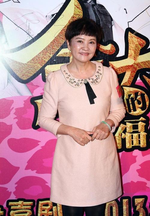 梁丹妮和冯远征不像姐弟恋穿粉色花裙看着好娇嫩扮嫩挺有一套