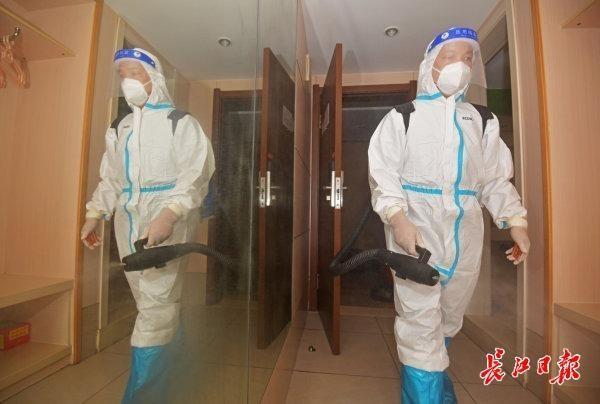 每一位隔离人员结束隔离返回家中后,酒店房间都会进行仔细地消杀工作.