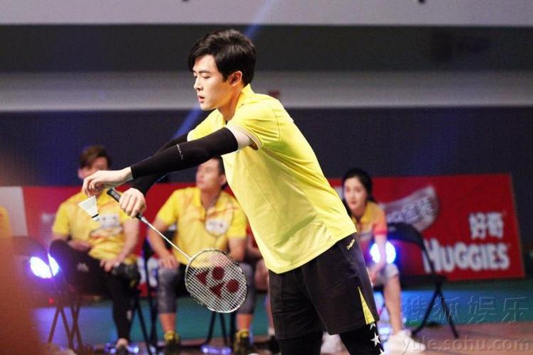 付辛博《梦之队》新技能get 变羽毛球手显帅气