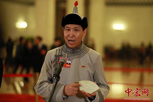 这是全国人大代表,青海省海西州委副书记,州长孟海在"代表通道"接受