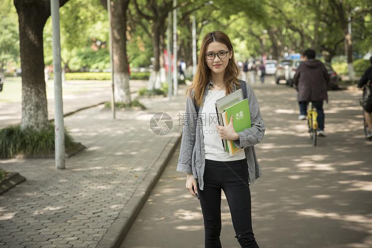 青春洋溢的女大学生
