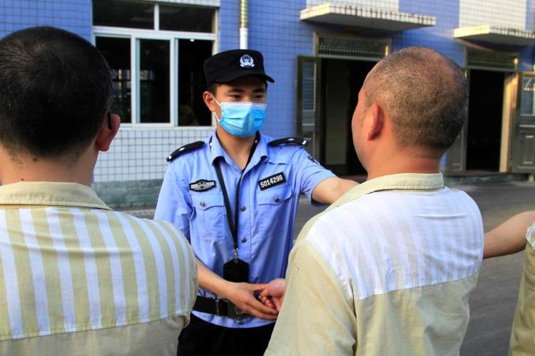 "铿锵有力的口令声回荡在凤城监狱五监区操场里,"五四"青年节,恰逢新