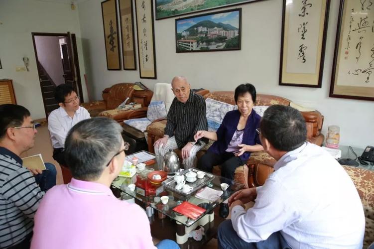 现年92岁的安溪县第一中学原校长廖祖烈,1985年被授予"全国五一劳动