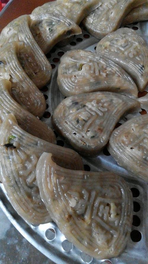 将刚烧开的热开水冲入调好的地瓜粉浆内,一边冲入一边搅拌至呈透明