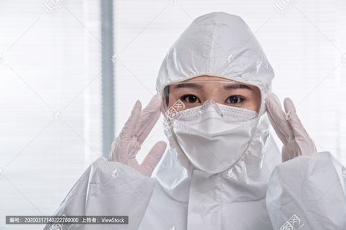穿防护服的年轻女医生