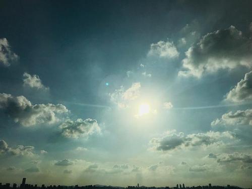 有时候很明亮,有时候会让我觉得这可能就是传说中的雨过天青色