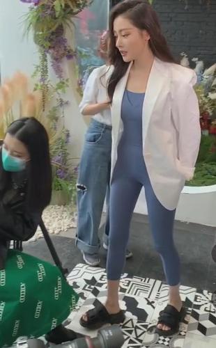 张天爱仗着身材好,非要穿紧身连体裤,意外凹出电棍腿看懵全网