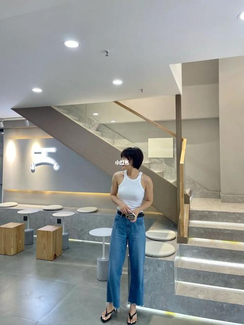 33岁168cm 110斤 短发女生夏日的白背心_背心_夏天去哪玩_穿搭_短发