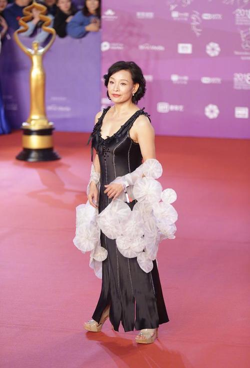 原创陈冲成了老妈子,美白滤镜还这么多皱纹,还不如平民!