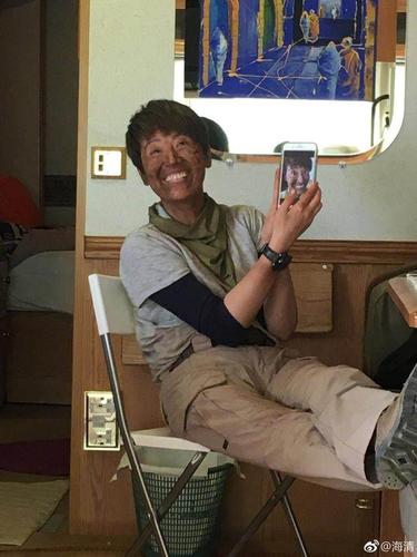 《红海行动》幕后:心酸又温馨 海清晒黑当车模 杜江调皮玩坦
