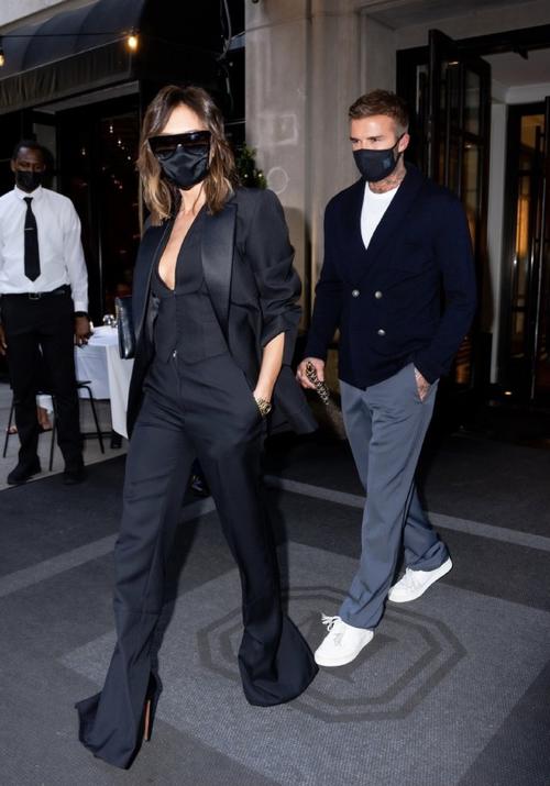 原创维多利亚贝克汉姆夫妻合体,贝嫂穿纯黑西装气场全开,小贝像跟班