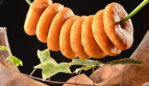 油馍馍金黄似铜钱,味道甘甜,是陕北人最喜爱的食品之一