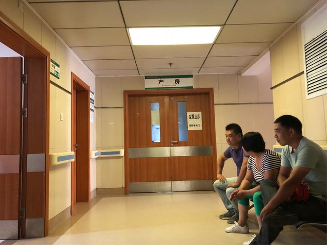 产房门口,是焦急与喜悦的等待