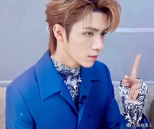 罗一舟拍立得自拍花絮,蓝色西装又帅又迷人