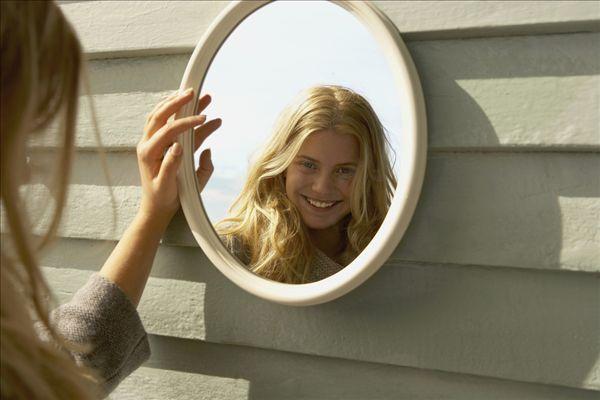 女青年,照镜子,户外