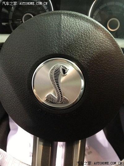     方向盘也改成了眼镜蛇.