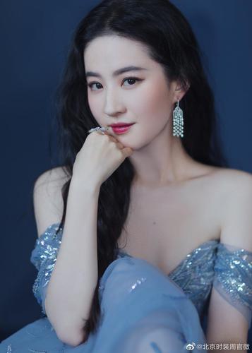 演员刘亦菲身着zuhairmurad2021春夏高定礼服出席活动