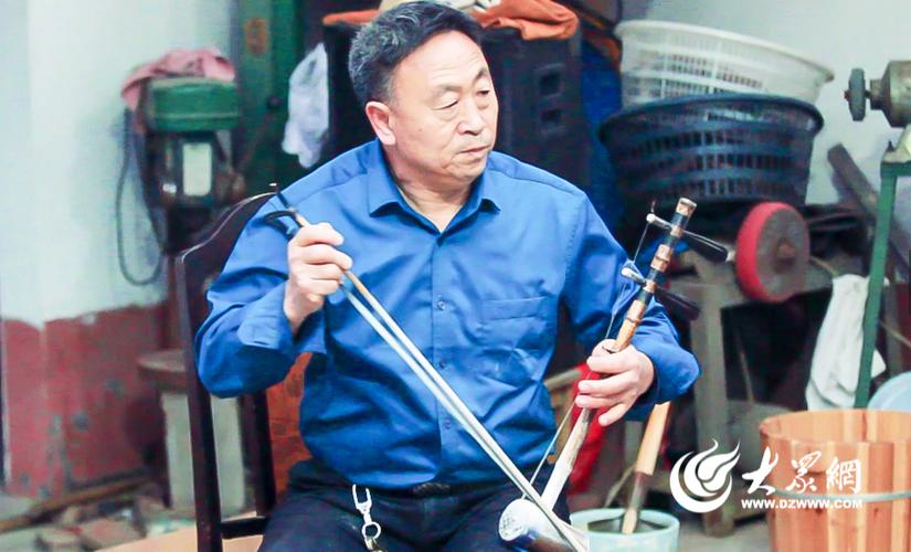 郭秀明在拉自己制作的京胡