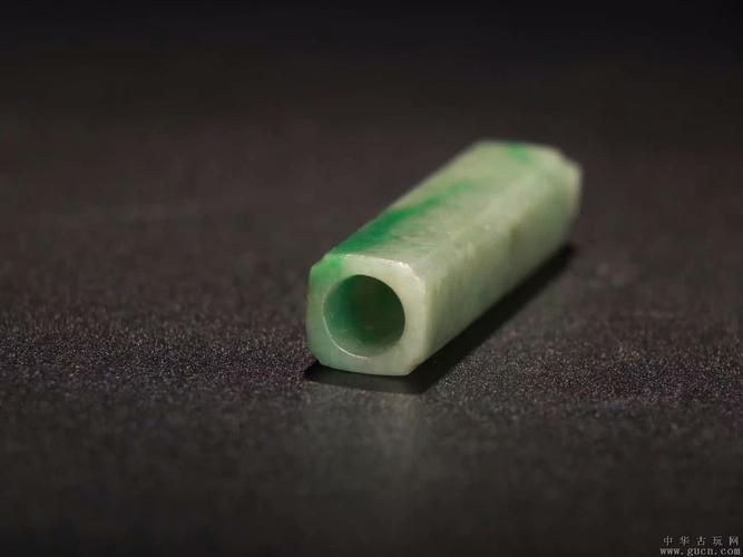 故在清代,佩带翡翠翎管常为一品