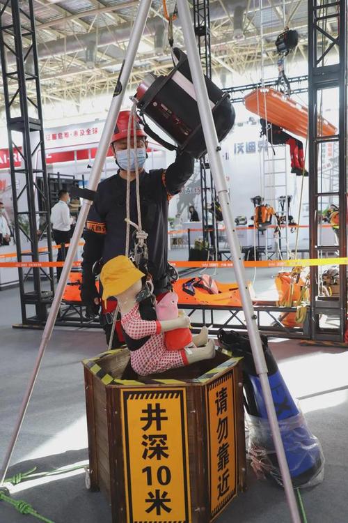 实拍消防展上高空救援这款装备看着就很厉害