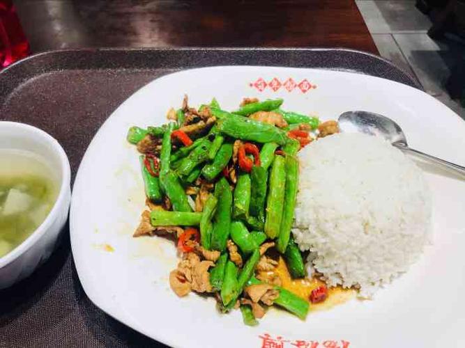这次尝试了「豆角炒肉盖浇饭」和不加辣椒不加酱油的「蛋炒饭」