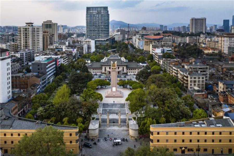 1946年落成时改为"抗战胜利纪念堂",并由卢汉撰写了"抗战胜利堂碑记"