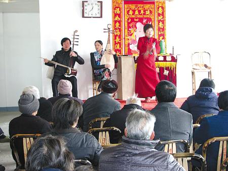 咸祥农民春节乐听宁波走书 观众挤爆大会堂