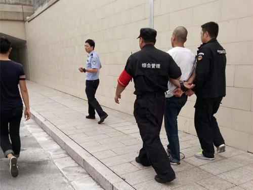 杭州市保安服务总公司驻火车东站保安员勇抓小偷