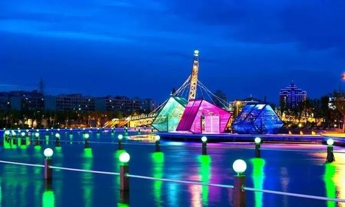 克拉玛依河的九龙潭瀑布,在夜色中格外巍峨.