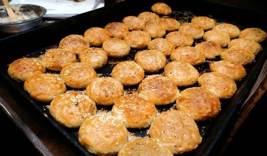 紫阳街还附带着很"好吃"的属性,临海有记录的141种小吃,大多可以在