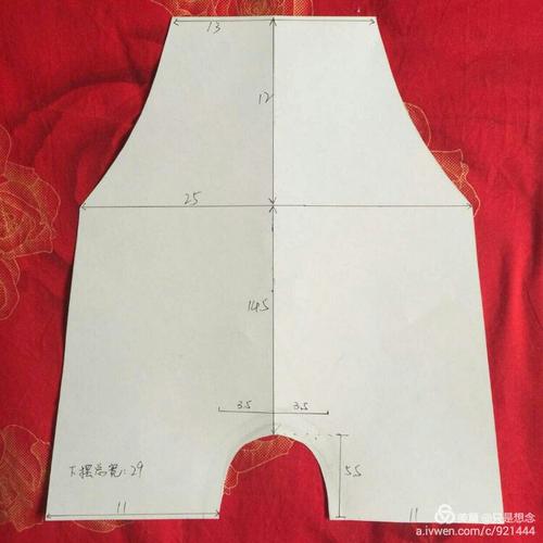 手工缝制宝宝肚兜和脚圈肚兜