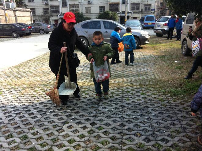     雷锋叔叔虽早已离我们远去,但雷锋叔叔那助人为乐