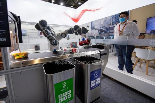 在2020服贸会综合展区,机器人正在自动分拣垃圾.