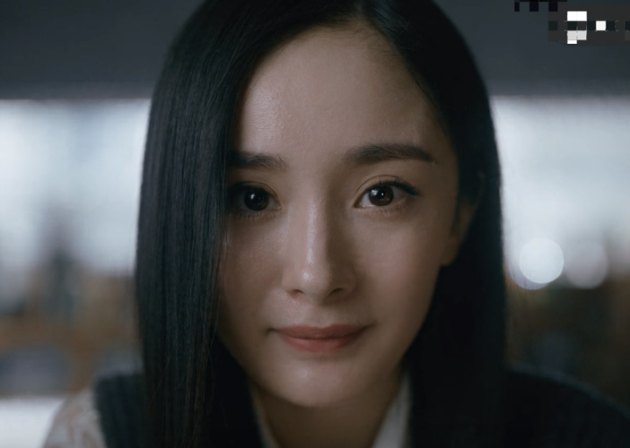 杨幂饰演ai少女,无美颜镜头皮肤状态超真实,我却只关注她鼻子