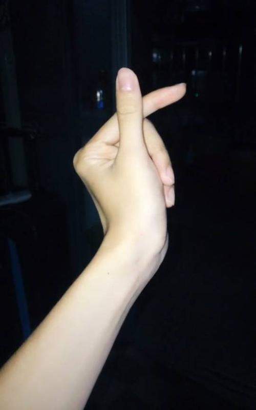 寻找一只右手比心图片