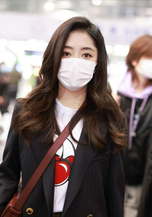 谭松韵换了长卷发像换了个人穿西装配格纹百褶裙显高又显瘦